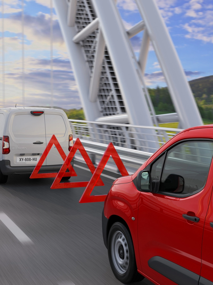 Berlingo Van rileva un veicolo davanti e attiva l’avviso di collisione frontale e la frenata automatica d’emergenza per prevenire l’impatto.