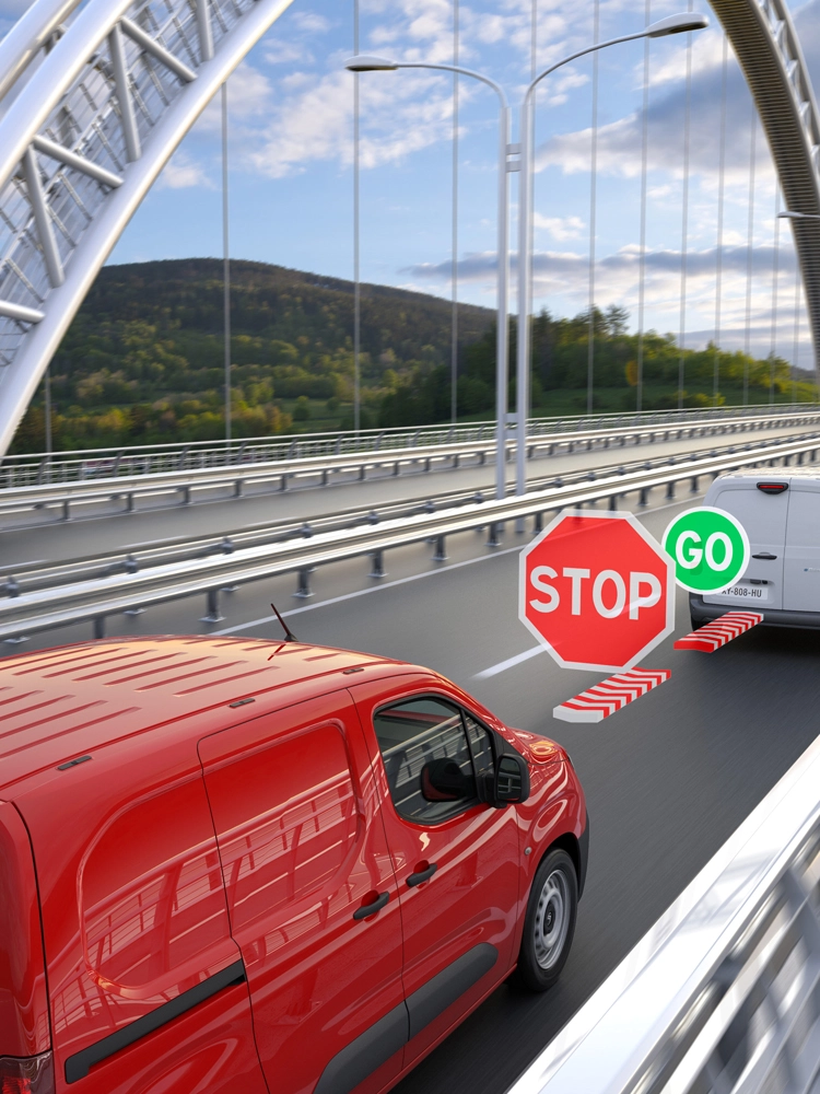 Furgone rosso in movimento in autostrada con cruise control adattivo e funzione Stop & Go, che mantiene automaticamente la distanza dai veicoli che precedono.