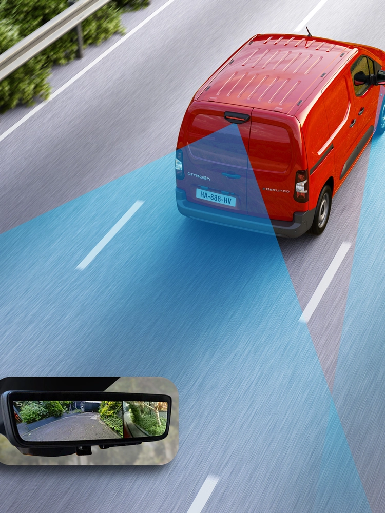 Berlingo Van in movimento su strada con sistema di visione dinamica a 360°, che mostra una vista completa dell’ambiente circostante.