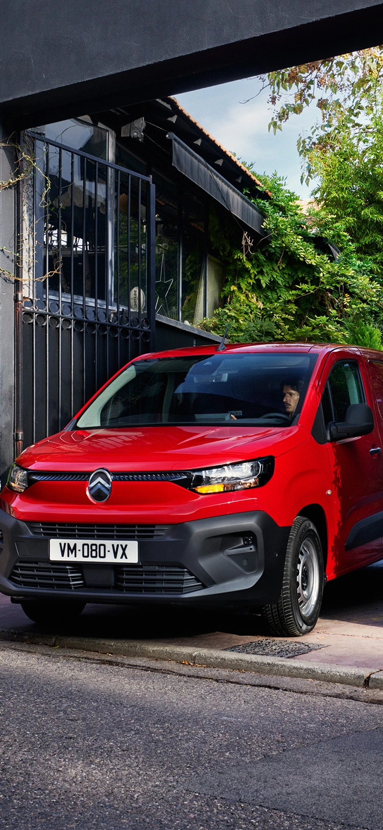 Vista anteriore a tre quarti di Citroën Berlingo Van, che mette in evidenza il design esterno rinnovato, lo stile moderno e una presenza sicura.