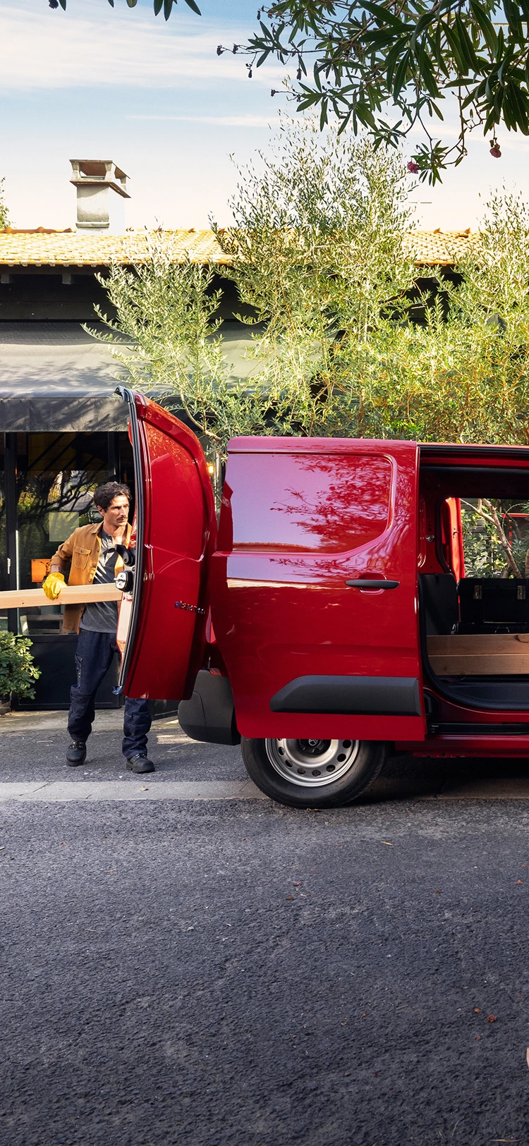 Vista laterale di Citroën Berlingo Van con porta scorrevole aperta, che mette in evidenza versatilità, praticità e adattabilità alle attività professionali quotidiane.