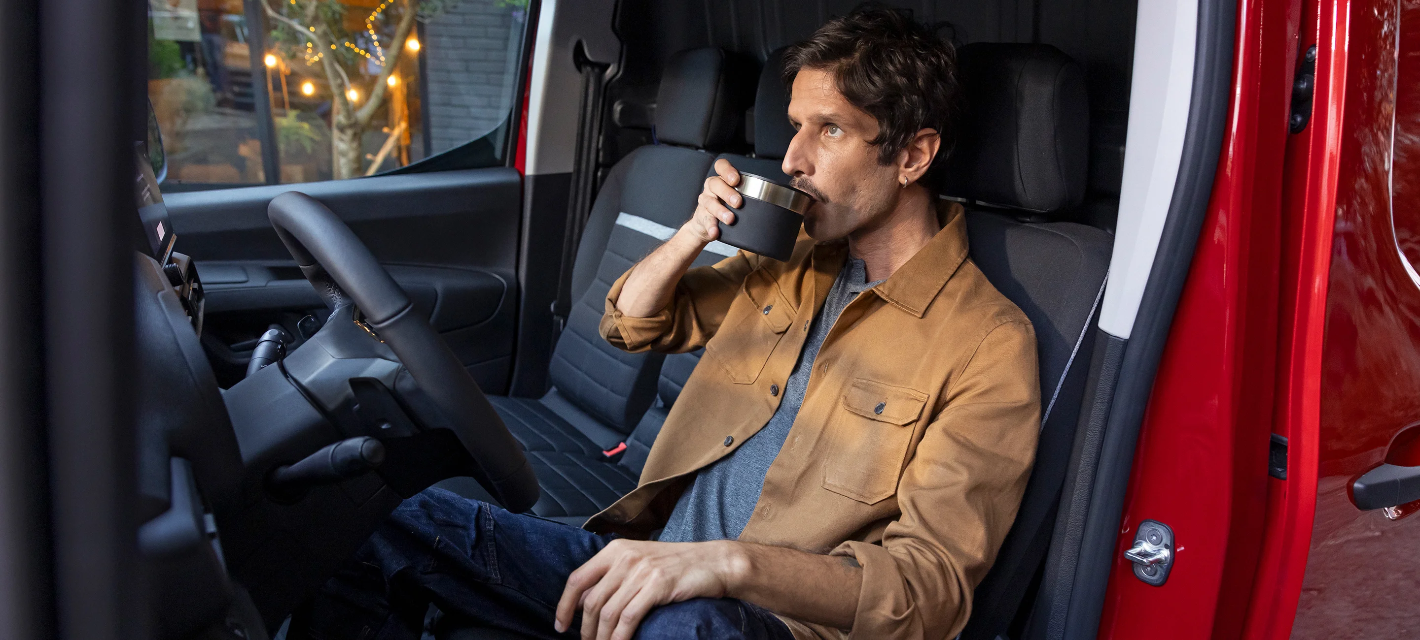 Vista degli interni di Citroën Berlingo Van, con sedili Advanced Comfort, comfort di guida e un abitacolo dal design ergonomico.