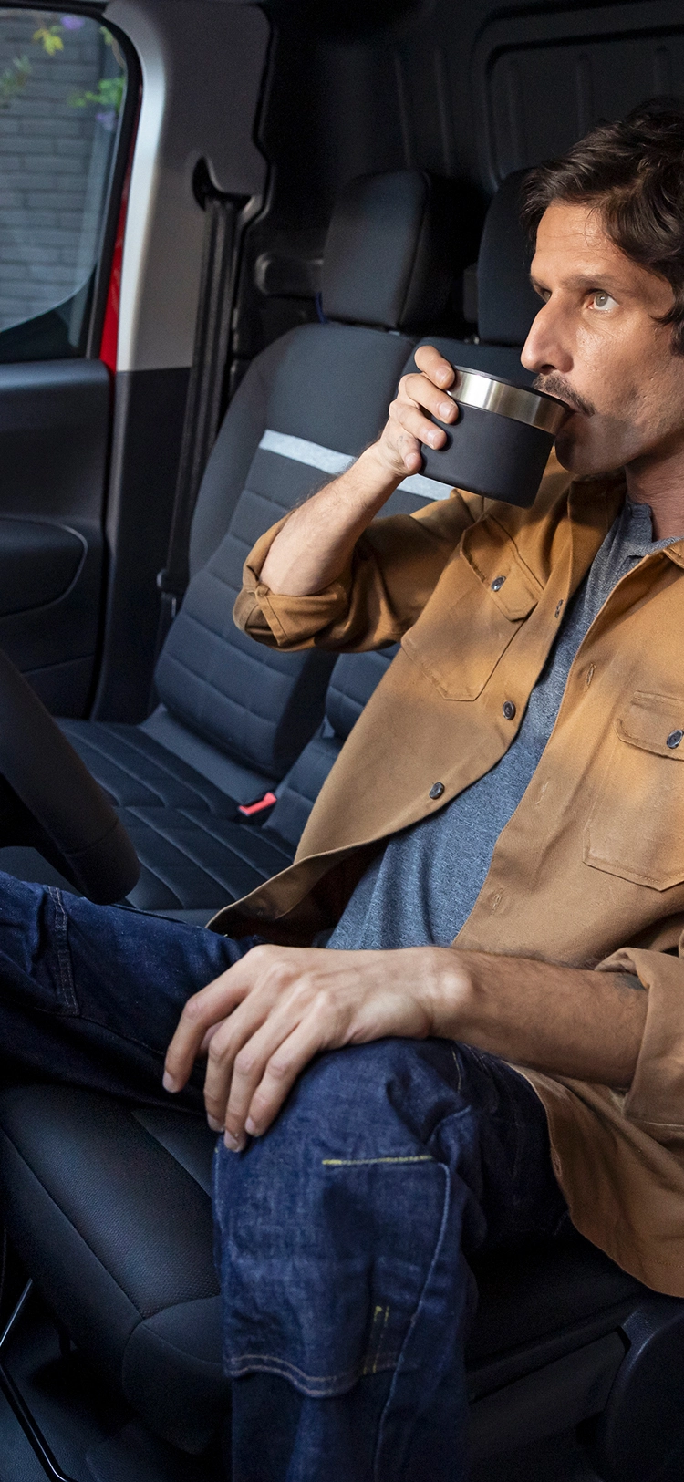 Vista degli interni di Citroën Berlingo Van, con sedili Advanced Comfort, comfort di guida e un abitacolo dal design ergonomico.