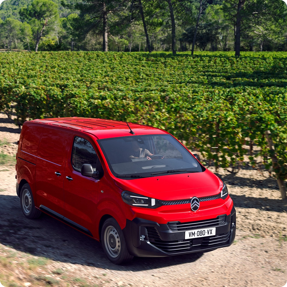Vista frontale a tre quarti di una Citroën Jumpy nel traffico urbano, che mostra le tecnologie di sicurezza, il comfort e la presenza sicura.