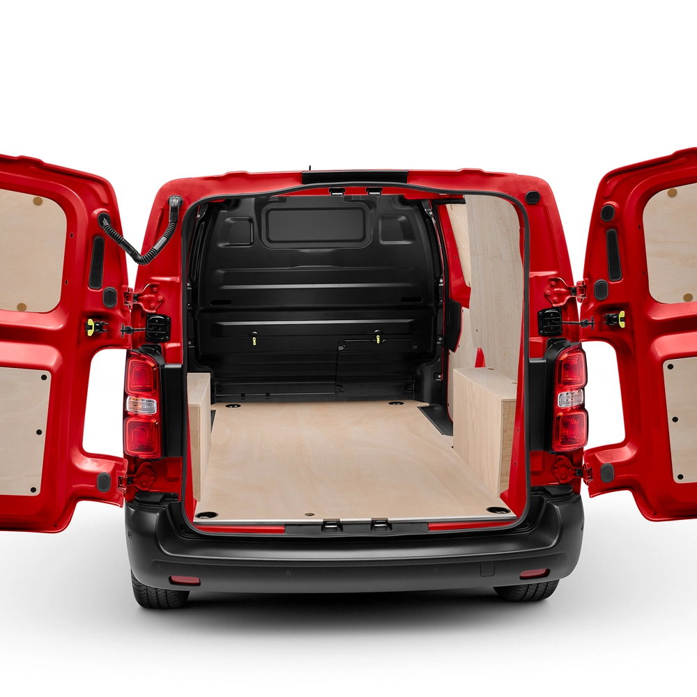Vista esterna posteriore di Citroën Jumpy con porte posteriori aperte, che mette in evidenza un kit di protezione del vano di carico, rivestimenti interni resistenti e uno spazio pratico e funzionale.