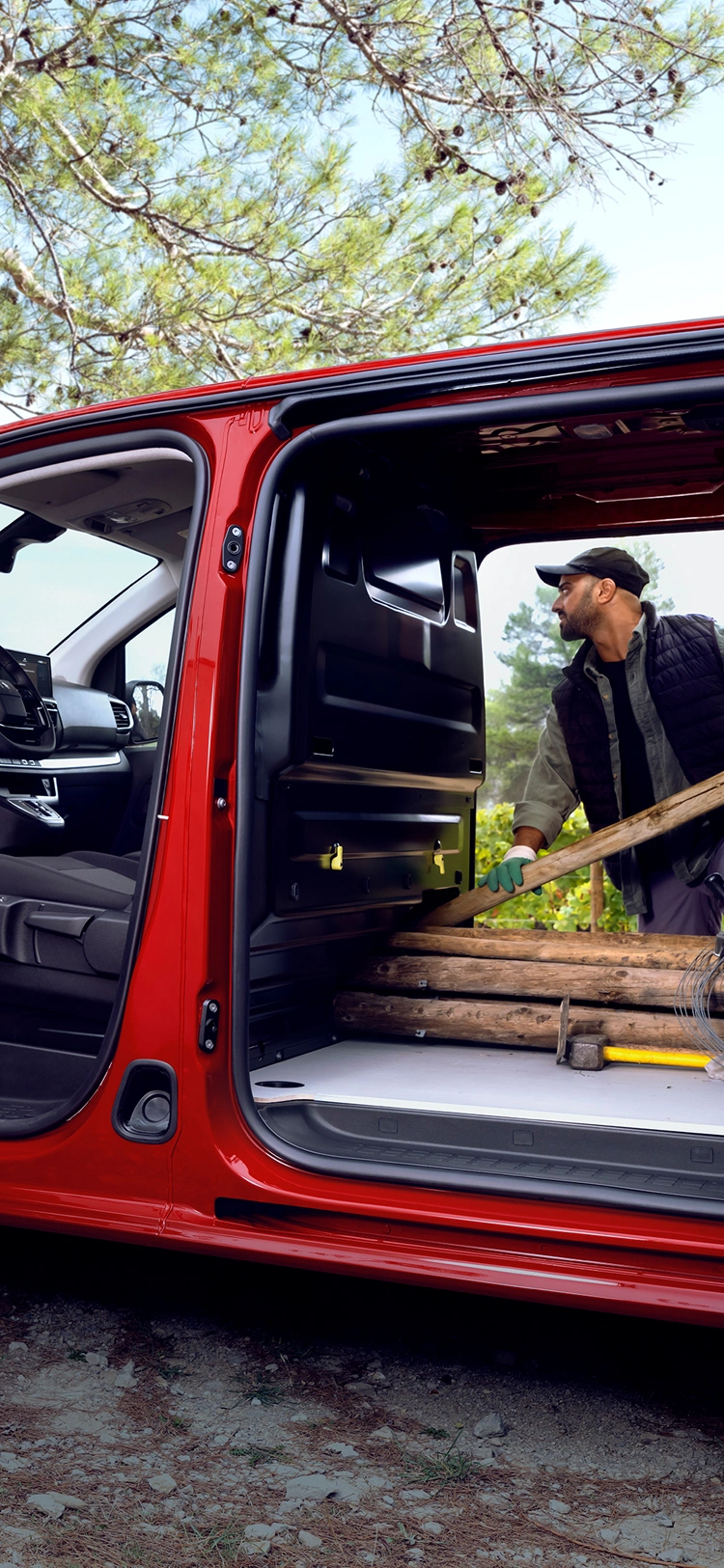 Vista laterale con porta aperta di un Citroën Jumpy diesel, che evidenzia l’accesso ribassato pensato per i professionisti urbani e la sua praticità intelligente.