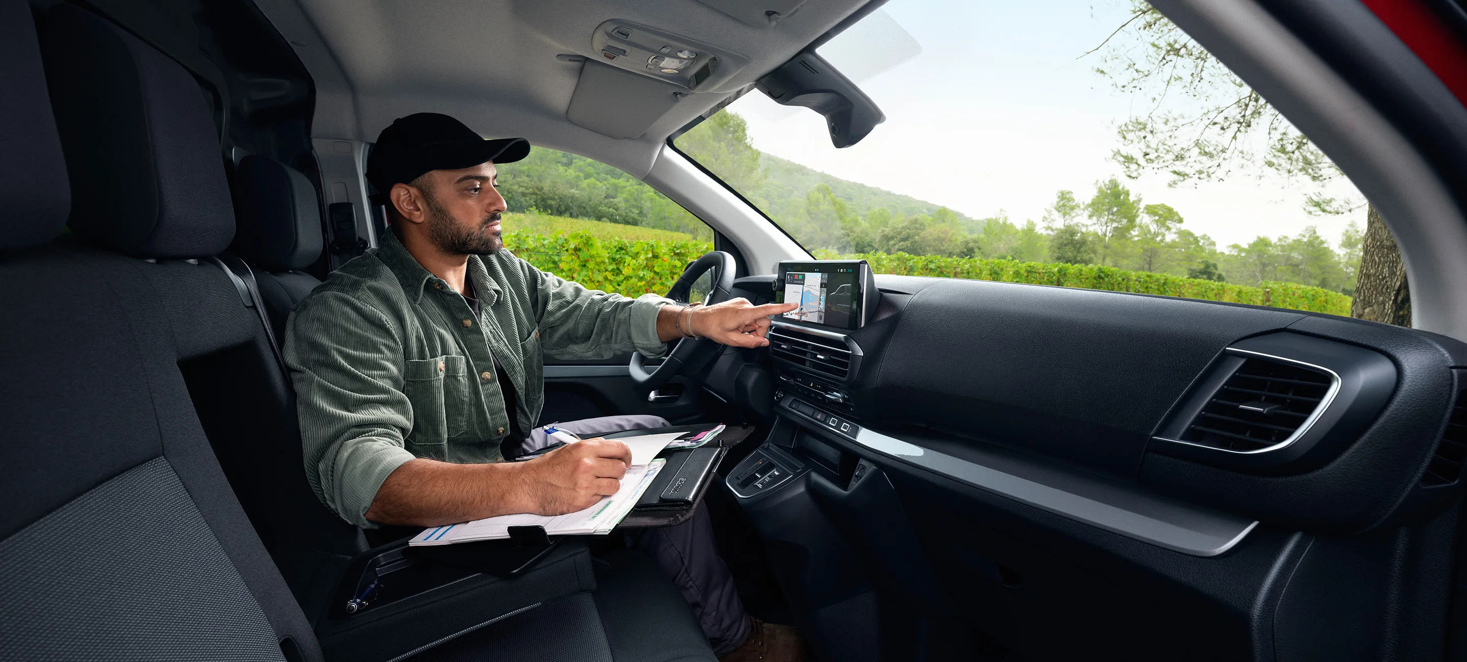 Vista interna della plancia di un Citroën Jumpy diesel, con doppi schermi digitali da 10", progettati per offrire una guida efficiente e una gestione più intelligente del lavoro.