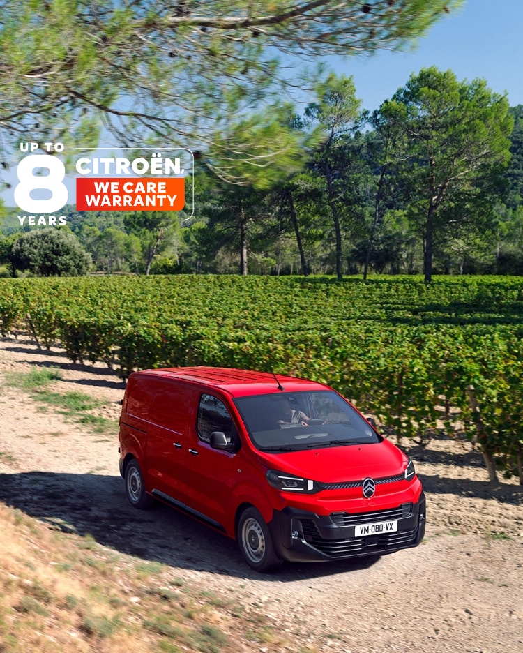 Vista anteriore a tre quarti di Citroën ë-Jumpy rosso in movimento su una strada extraurbana. Un design robusto, comfort di guida e una versatilità che trasmette sicurezza in ogni situazione.