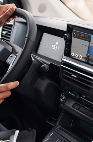Vista dell’abitacolo di Citroën Jumpy che mostra una posizione di guida simile a quella di un’auto, display digitale, connettività e comfort di guida.
