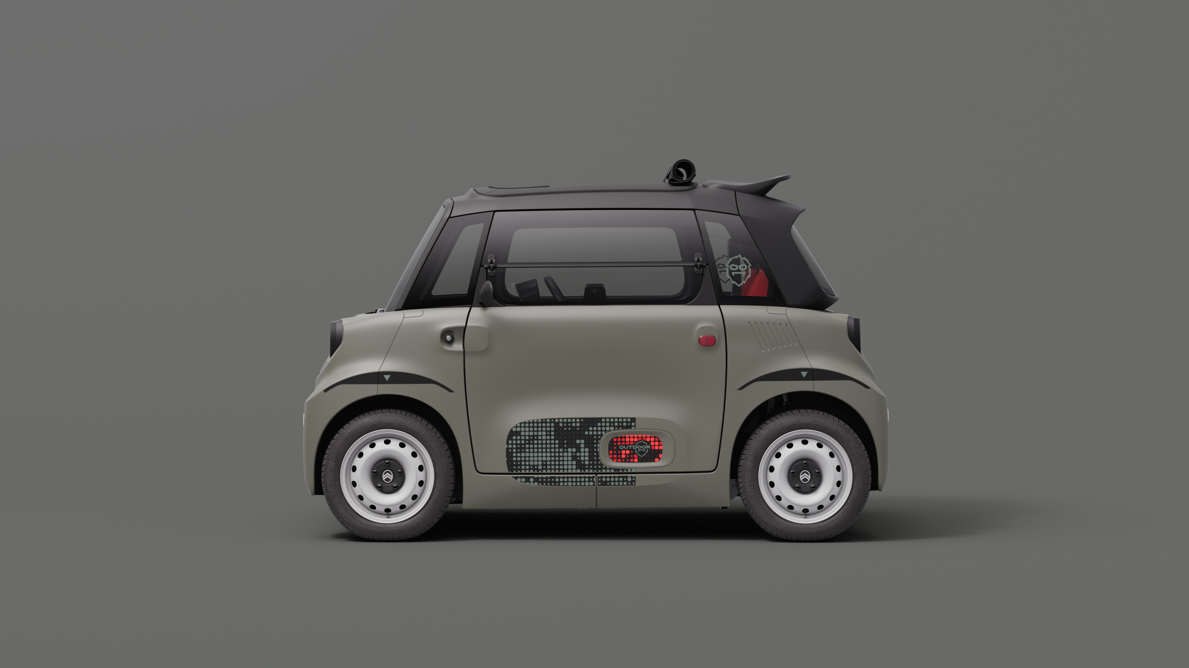 Vista laterale della Citroën Ami Outdoor con tetto apribile, una microcar elettrica ultracompatta facile da parcheggiare