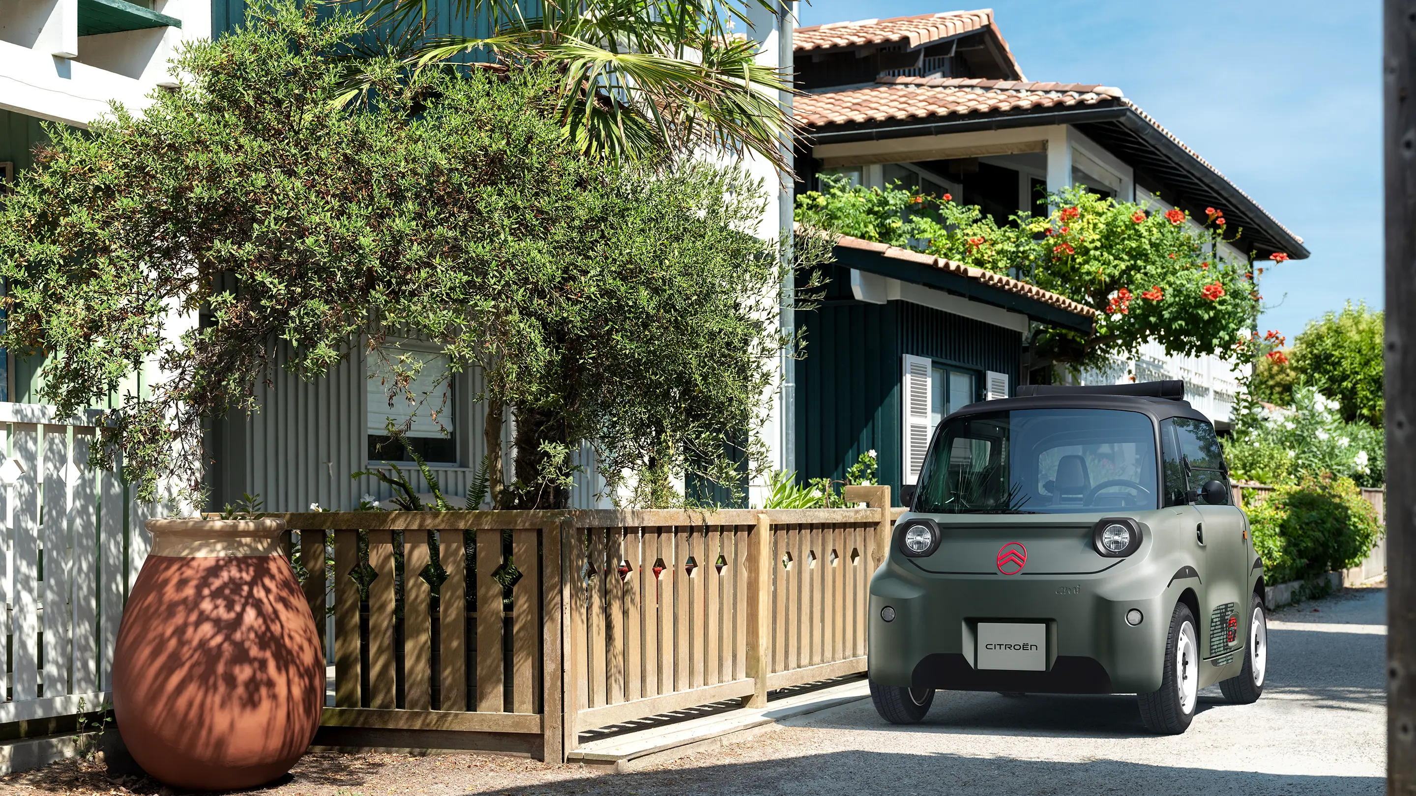 Vista anteriore a tre quarti della Citroën Ami Outdoor con capote, una microcar elettrica per la mobilità di quartiere