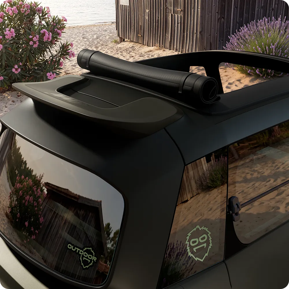 Vista posteriore dall’alto della Citroën Ami Outdoor con tetto apribile nero, una microcar elettrica per la mobilità all’aria aperta