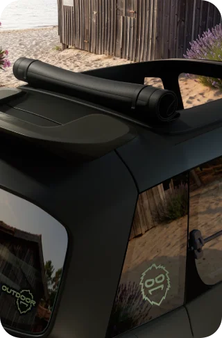 Vista posteriore dall’alto della Citroën Ami Outdoor con tetto apribile, una microcar elettrica per la mobilità all’aria aperta