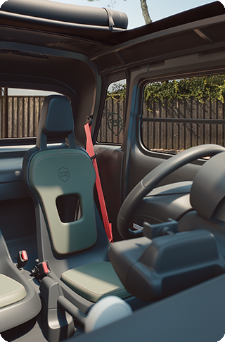 Vista frontale degli interni della Citroën Ami Outdoor con sedili, cinture di sicurezza rosse e tetto aperto, una microcar elettrica per le avventure all’aria aperta