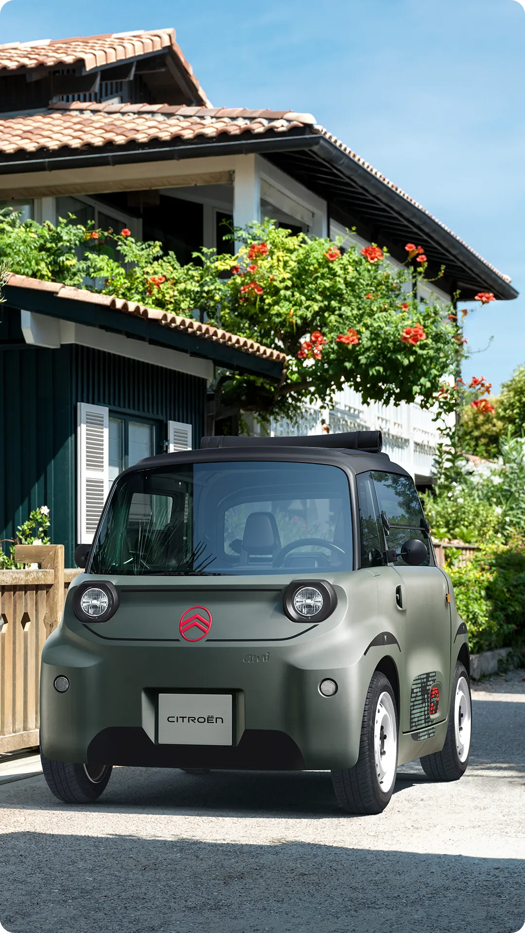 Vista anteriore a tre quarti della Citroën Ami Outdoor con capote, una microcar elettrica per la mobilità di quartiere