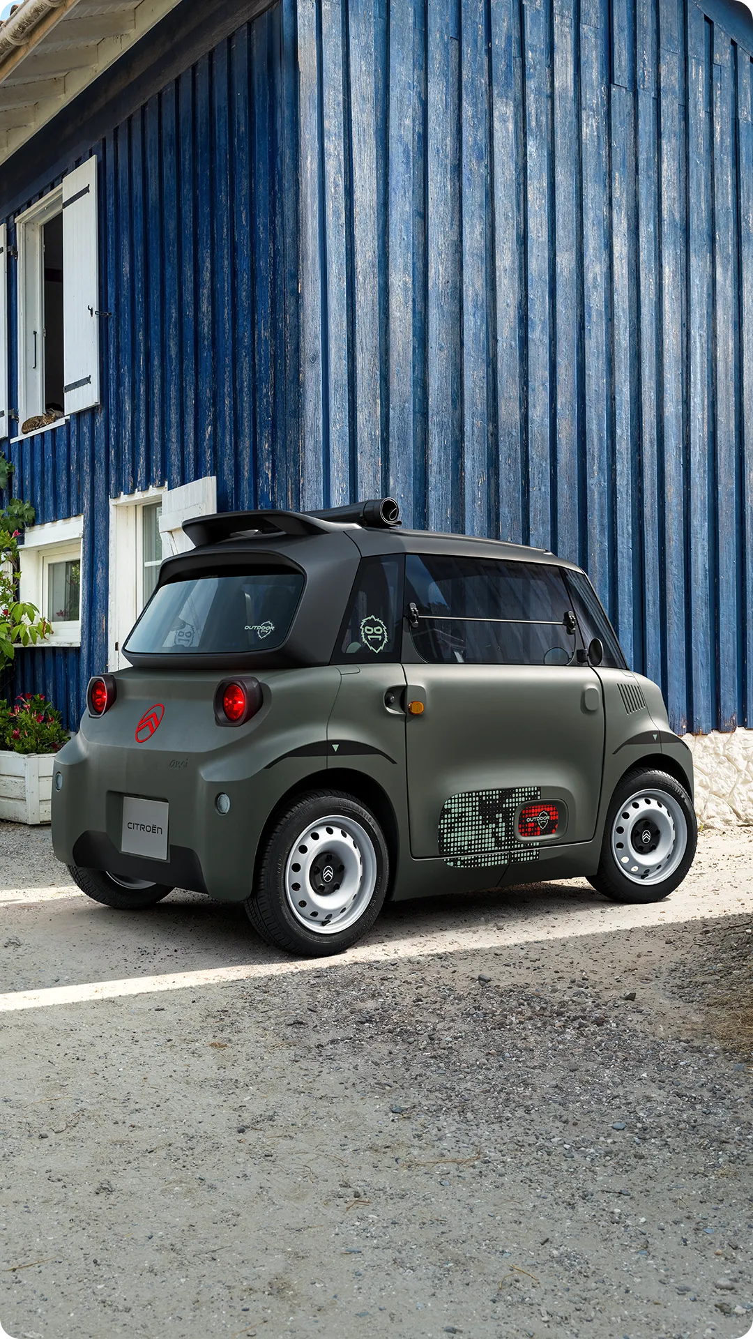 Vista anteriore a tre quarti della Citroën Ami Outdoor con capote, una microcar elettrica per la mobilità urbana quotidiana