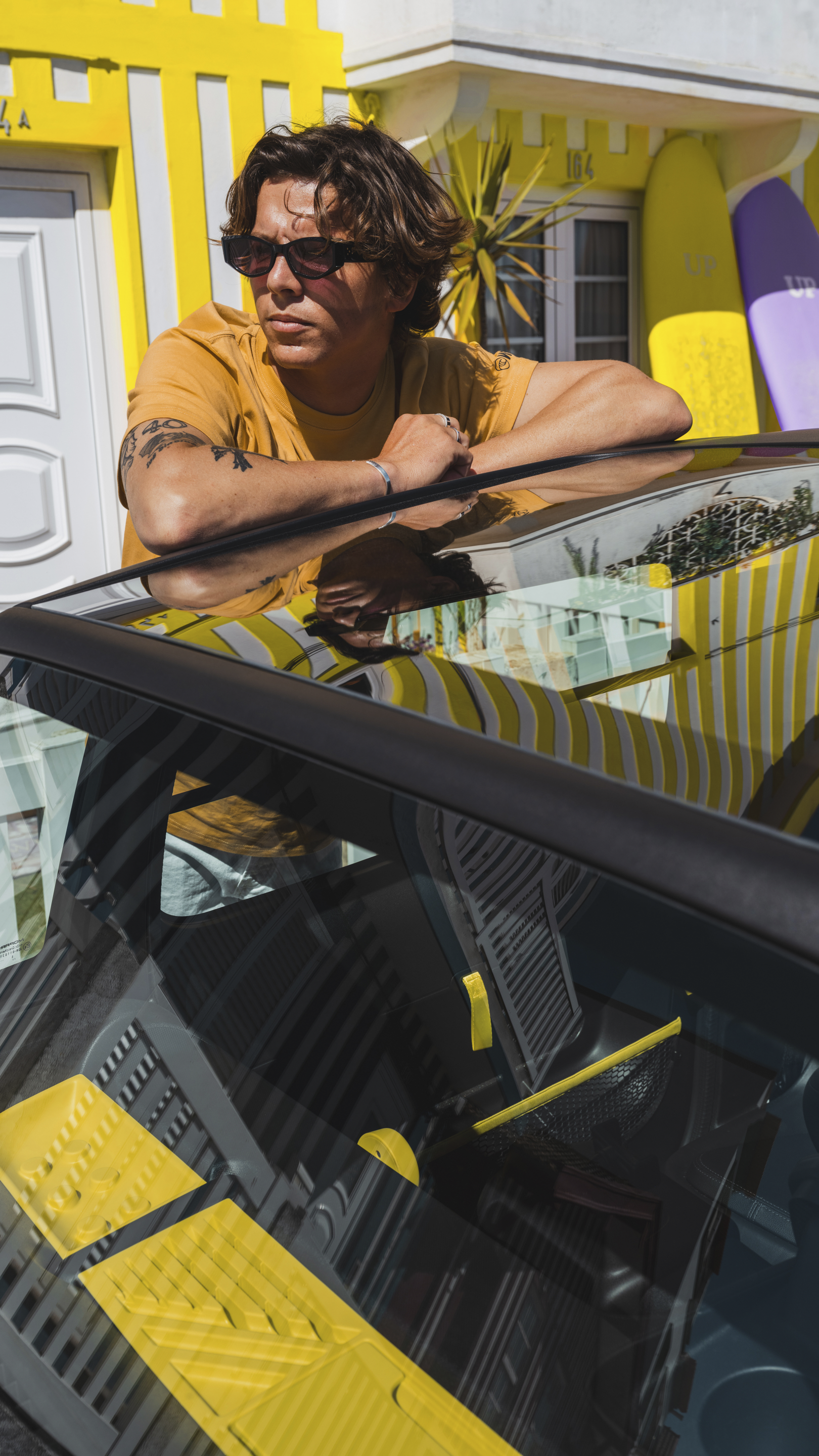 Vista lifestyle dal tetto Citroën Ami x Rip Curl elettrica senza patente, Citroën Ami esperienza per utenti di auto elettrica urbana