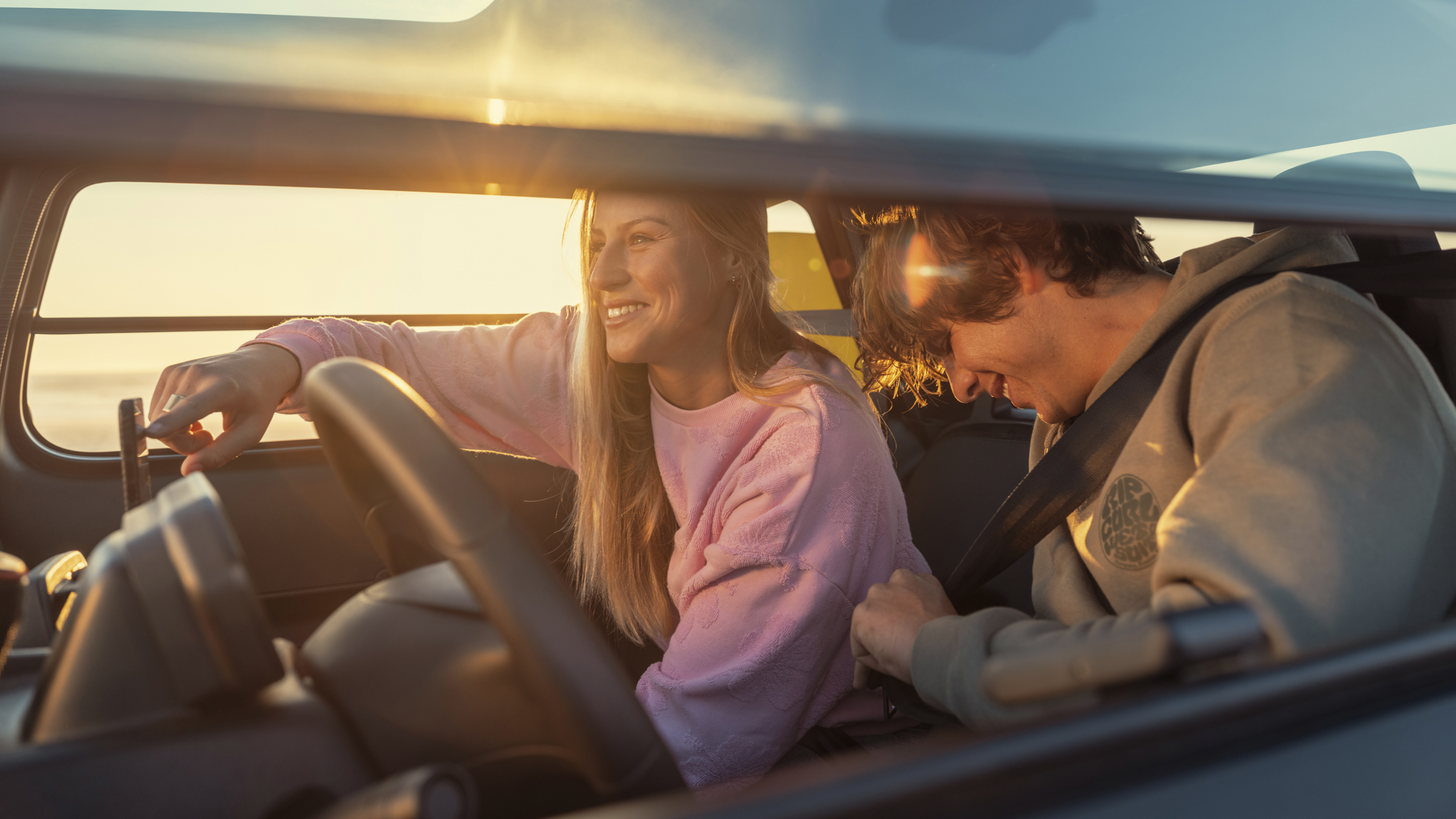Vista lifestyle interna Citroën Ami x Rip Curl elettrica senza patente, Citroën Ami momento condiviso per auto elettrica urbana