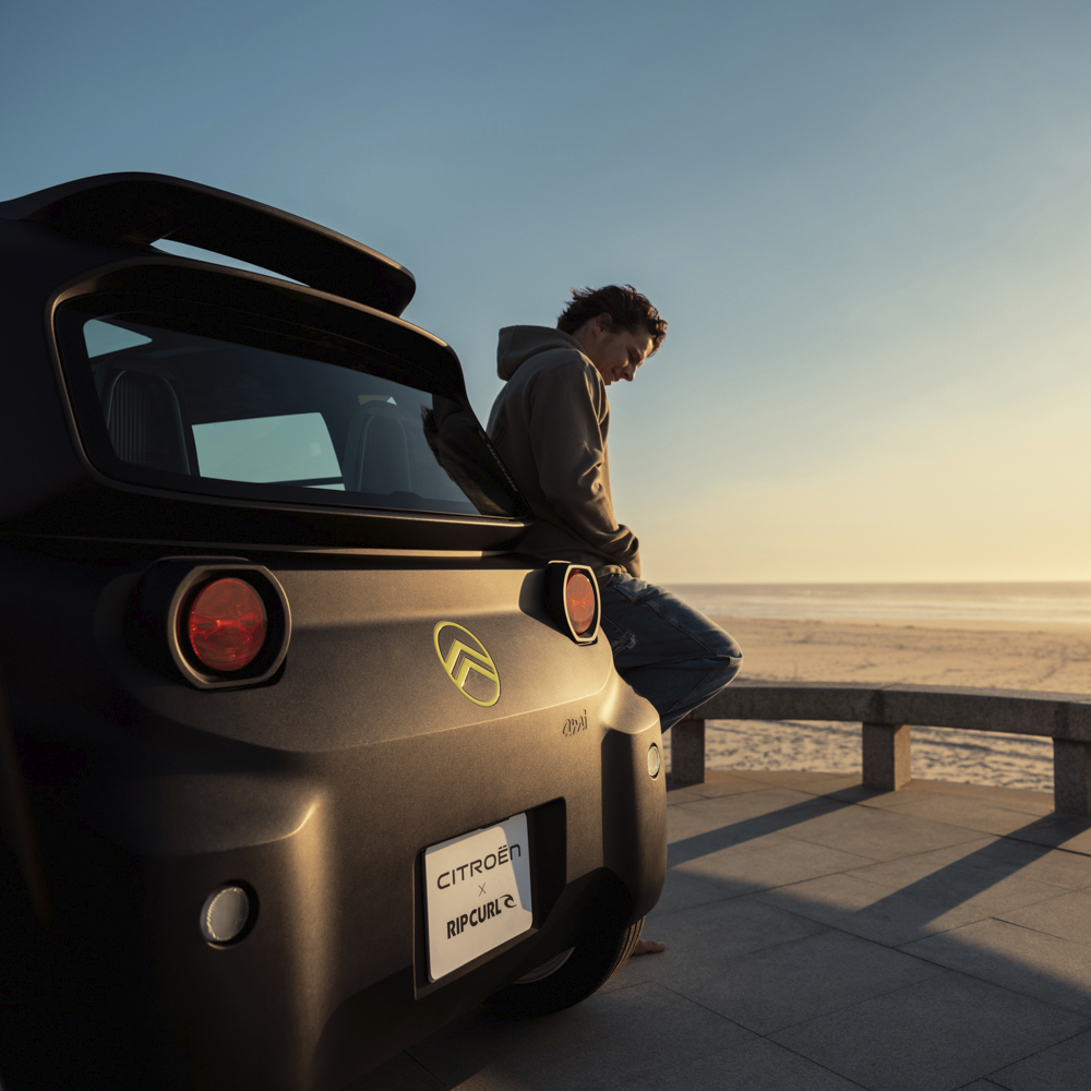 Vista posteriore al tramonto in spiaggia Citroën Ami x Rip Curl elettrica senza patente, Citroën Ami libertà costiera per auto elettrica urbana