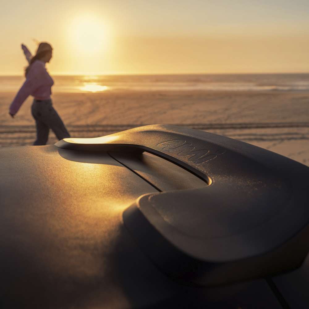 Vista ravvicinata della maniglia del tetto al tramonto Citroën Ami x Rip Curl elettrica senza patente, Citroën Ami lifestyle da spiaggia per auto elettrica urbana