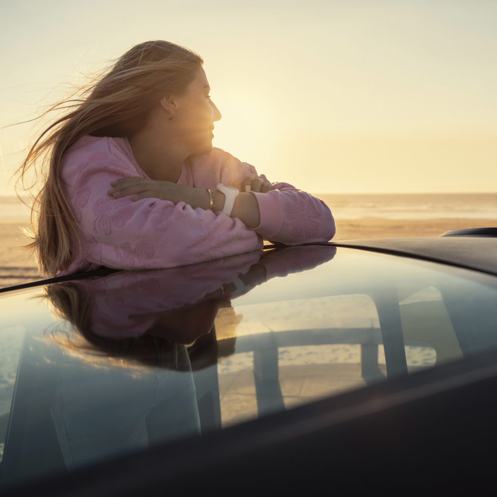 Vista lifestyle dal tetto Citroën Ami x Rip Curl elettrica senza patente, Citroën Ami fuga al tramonto per auto elettrica urbana