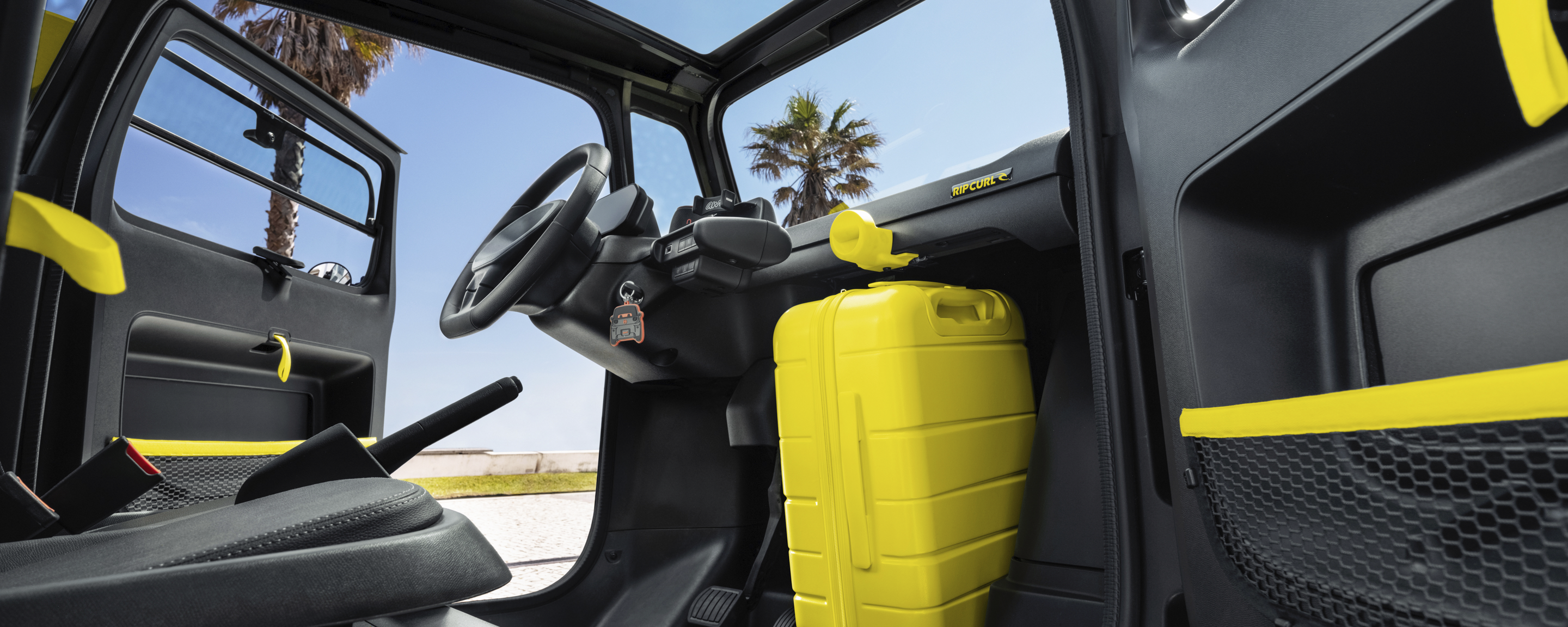 Vista interna ampia Citroën Ami x Rip Curl elettrica senza patente, Citroën Ami abitacolo pratico per auto elettrica urbana
