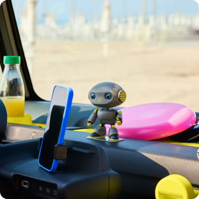 Vista della plancia interna della Citroën Ami, microcar elettrica con vani portaoggetti intelligenti e abitacolo compatto per una mobilità urbana accessibile