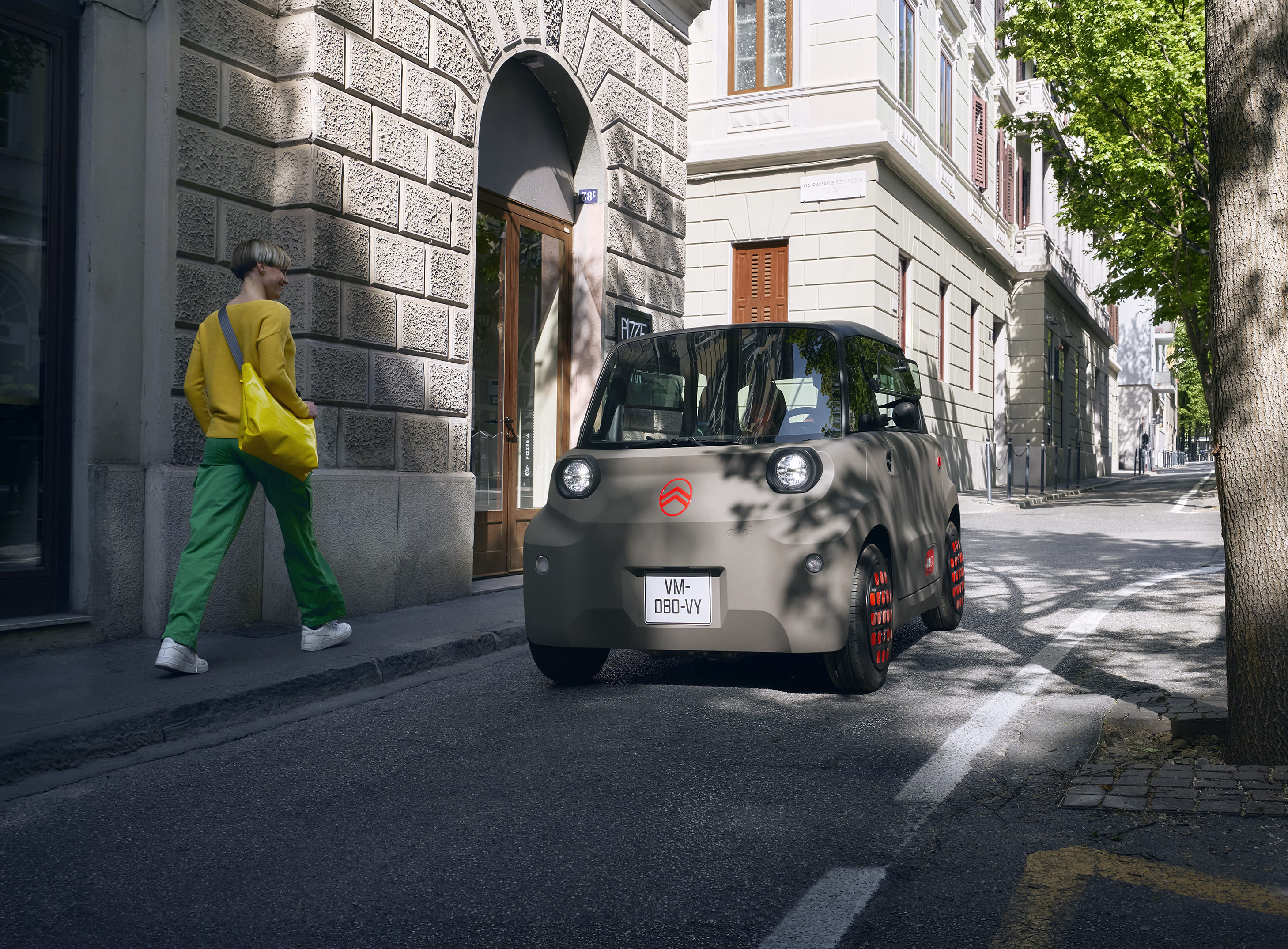 Vista frontale su strada di Citroën Ami, che mette in evidenza un design elettrico compatto, sicuro e affidabile, pensato per una libertà di guida urbana innovativa.