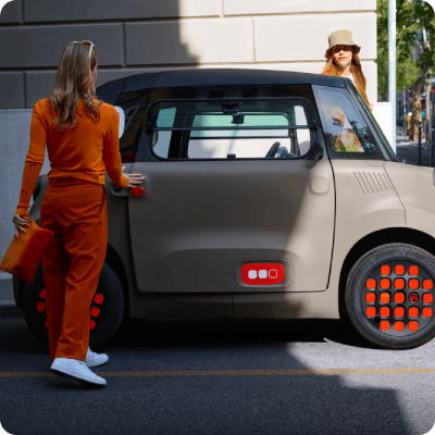 Vista anteriore laterale della Citroën Ami, microcar elettrica compatta dal design accessibile, pensata per neopatentati e per migliorare la mobilità urbana