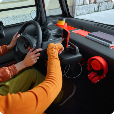 Vista degli interni dell’abitacolo della Ami con configurazione sicura, resistente e protettiva, pensata per accessori innovativi e connessi per la guida urbana.