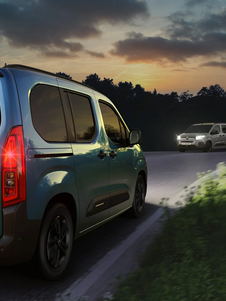 Vista posteriore a tre quarti del Berlingo con High Beam Assist che migliora la visibilità notturna, sicurezza, tecnologia e una guida sicura