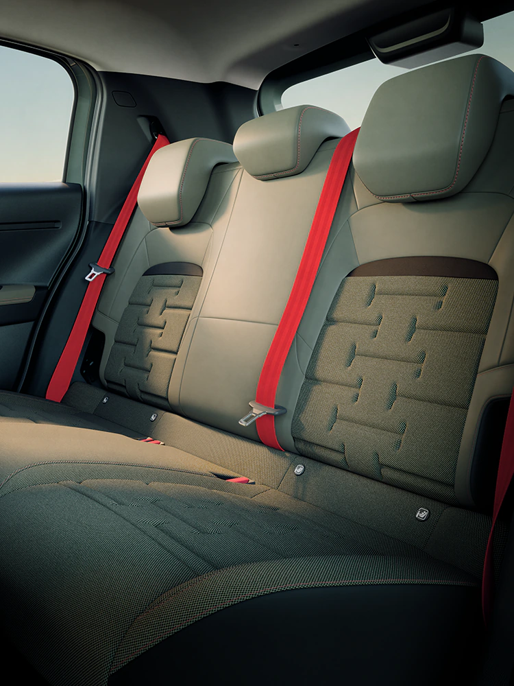 Vista dei sedili posteriori di Citroën C3 Outdoor, che mostra le sedute Advanced Comfort e lo spazio di questo SUV compatto per i viaggi in famiglia