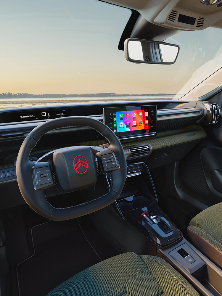 Vista dal conducente della plancia di Citroën C3 Outdoor con touchscreen, che mostra la connettività Advanced Comfort per i viaggi a bordo di un SUV compatto