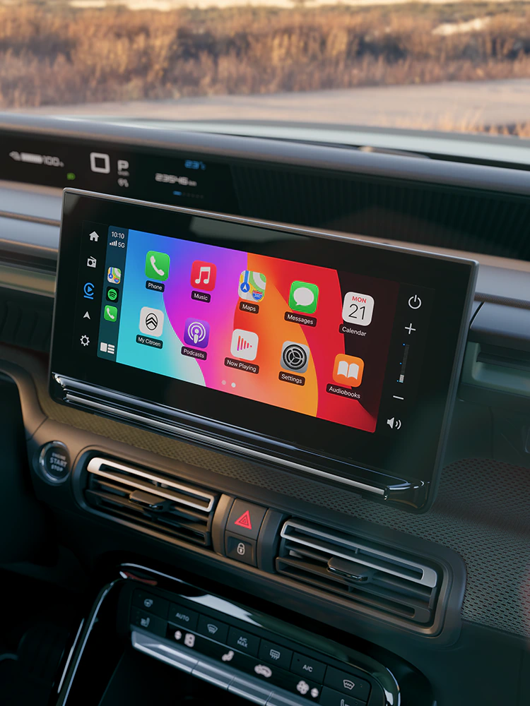 Vista ravvicinata della plancia di Citroën C3 Outdoor con touchscreen, che mostra la connettività Advanced Comfort per viaggiare a bordo di un SUV compatto