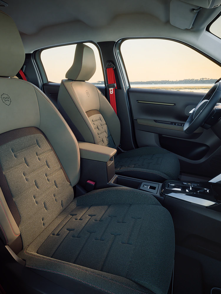 Vista dell'abitacolo anteriore di Citroën C3 Outdoor, con sedili Advanced Comfort e uno spazioso abitacolo da SUV compatto per i viaggi in famiglia