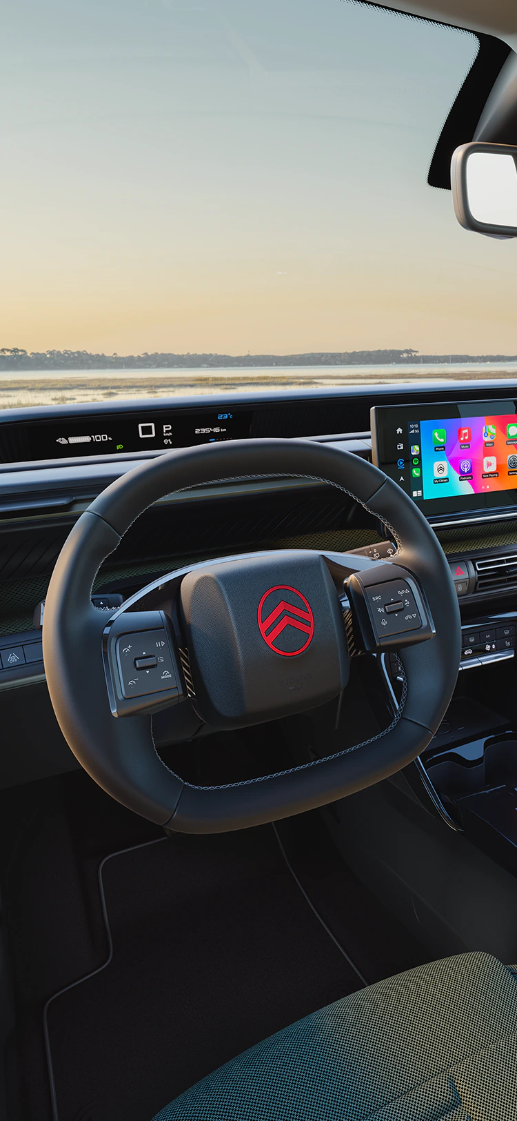 Vista dal conducente della plancia di Citroën C3 Outdoor con schermo di infotainment, che mostra la connettività Advanced Comfort per i viaggi in famiglia a bordo del SUV