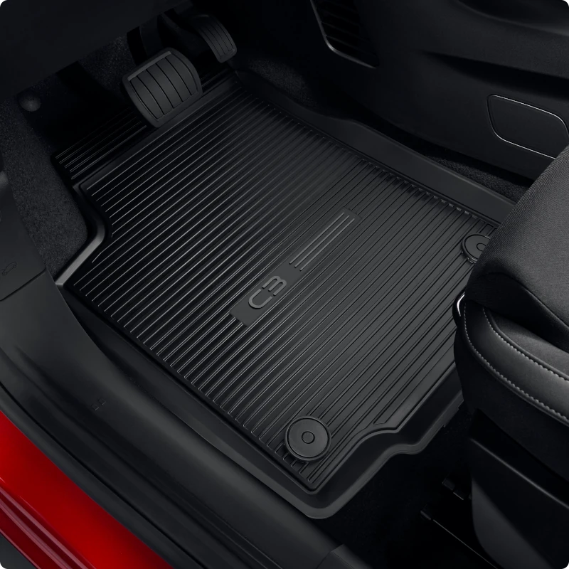 Vista ravvicinata dei tappetini all-weather di Citroën C3 che mette in evidenza la superficie in gomma testurizzata, per un utilizzo interno protettivo, resistente e di facile manutenzione.