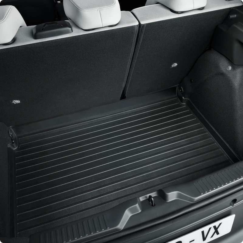 Vista ravvicinata del pianale del bagagliaio di Citroën C3 che mette in evidenza il design termoformato protettivo, per un utilizzo pratico, resistente e facile da pulire.