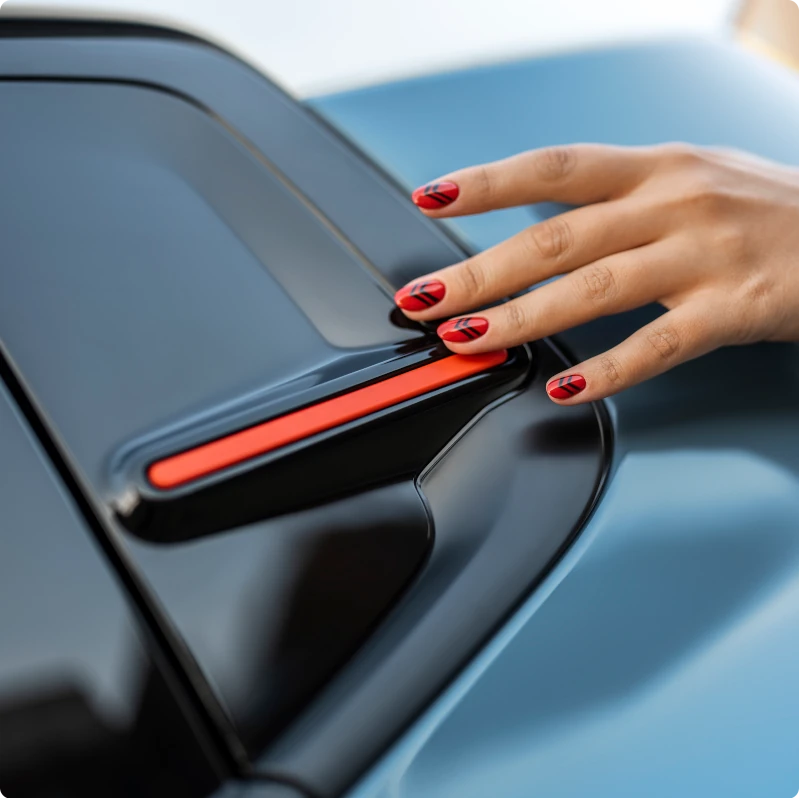 Vista ravvicinata dei Color Clips di Citroën C3 che evidenziano gli elementi estetici personalizzabili, per una configurazione esterna stilosa, dinamica e facilmente intercambiabile.