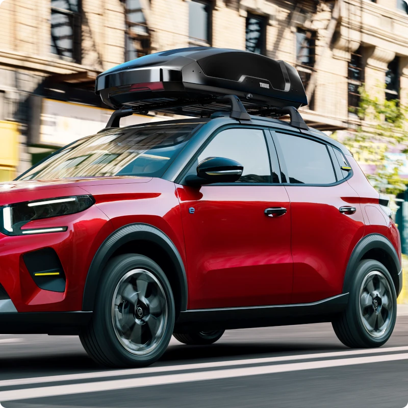 Vista laterale di Citroën C3 con barre al tetto che evidenzia una maggiore versatilità di carico, per una mobilità quotidiana pratica e flessibile anche all’aperto.