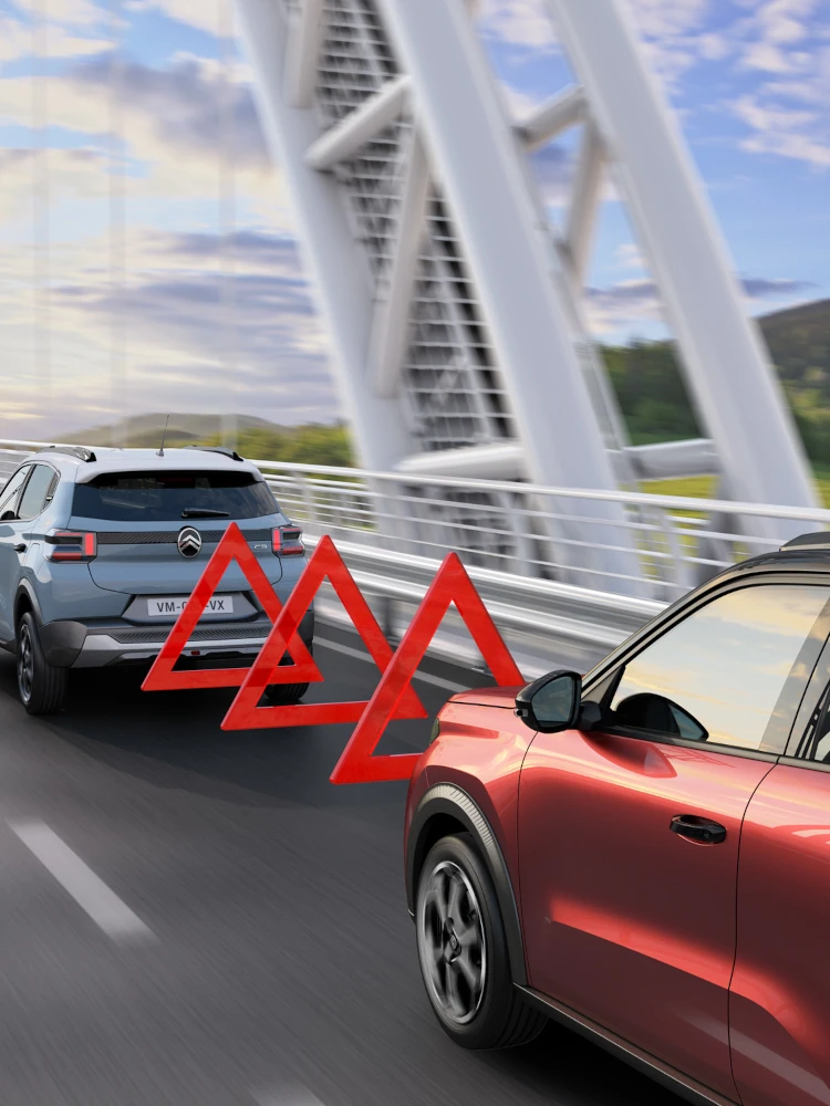 Vista in autostrada di Citroën ë-C3 che mette in evidenza l’avviso di collisione frontale, per una guida quotidiana più sicura, sicura e accessibile.
