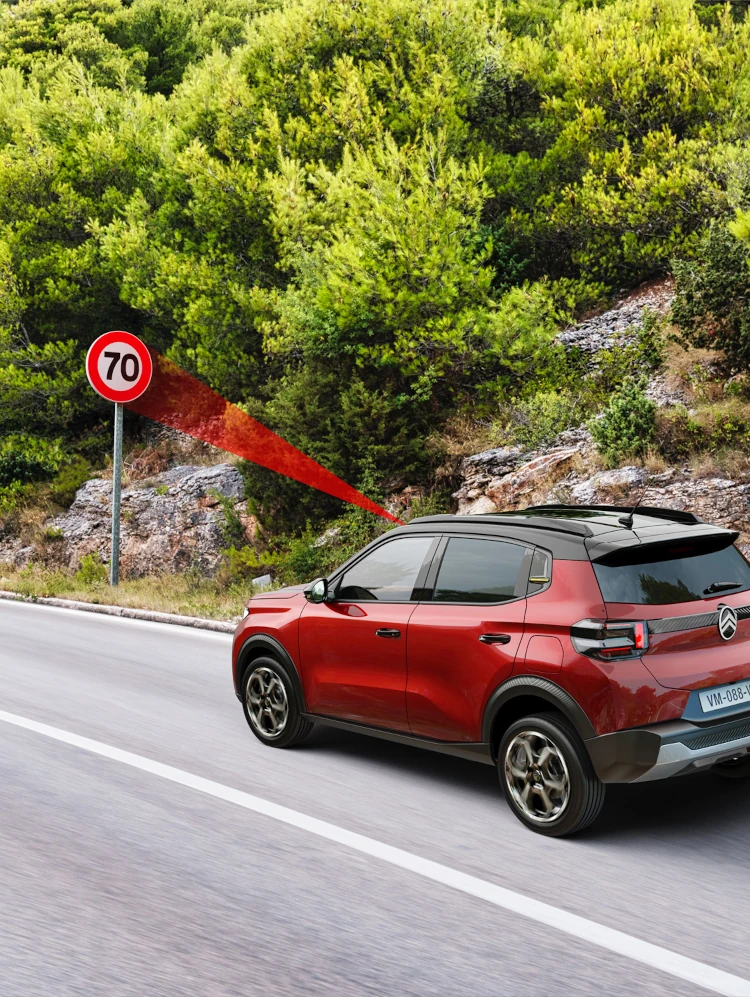 Vista laterale in marcia di Citroën ë-C3 che evidenzia il riconoscimento dei limiti di velocità, per una mobilità quotidiana più sicura, sicura e accessibile.