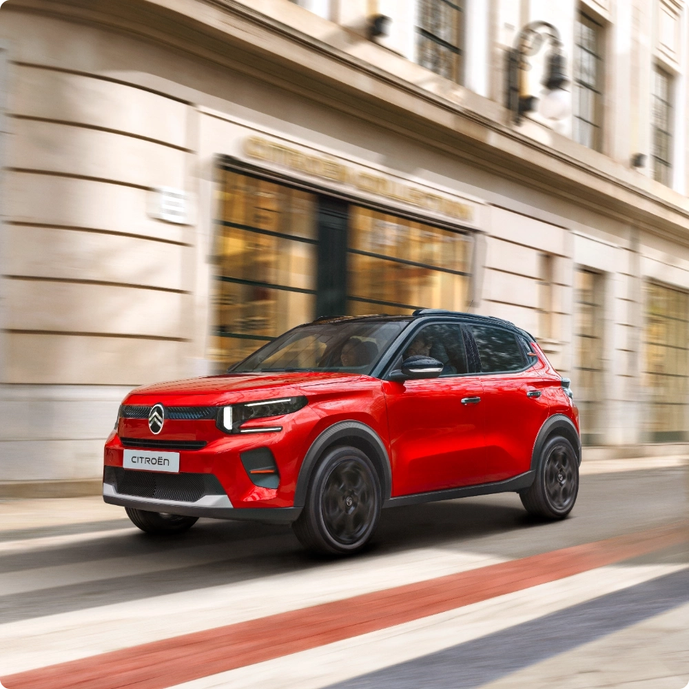 Vista frontale laterale a tre quarti della Citroën C3 Hybrid compact SUV che mette in evidenza l'efficienza assistita elettricamente e fluida per una mobilità versatile, sicura e conveniente.