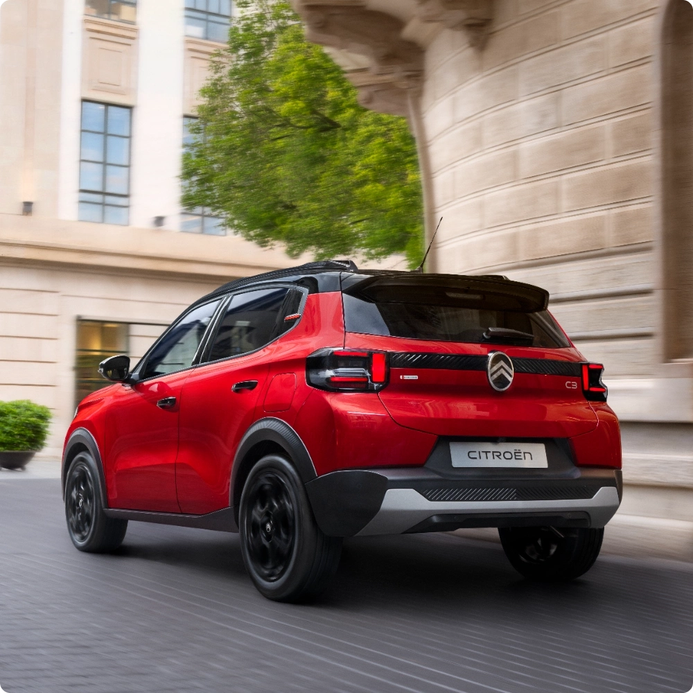 Vista frontale posteriore a tre quarti della Citroën C3 Hybrid compact SUV che illustra la tecnologia intelligente di assistenza elettrica per una mobilità efficiente, moderna e conveniente.