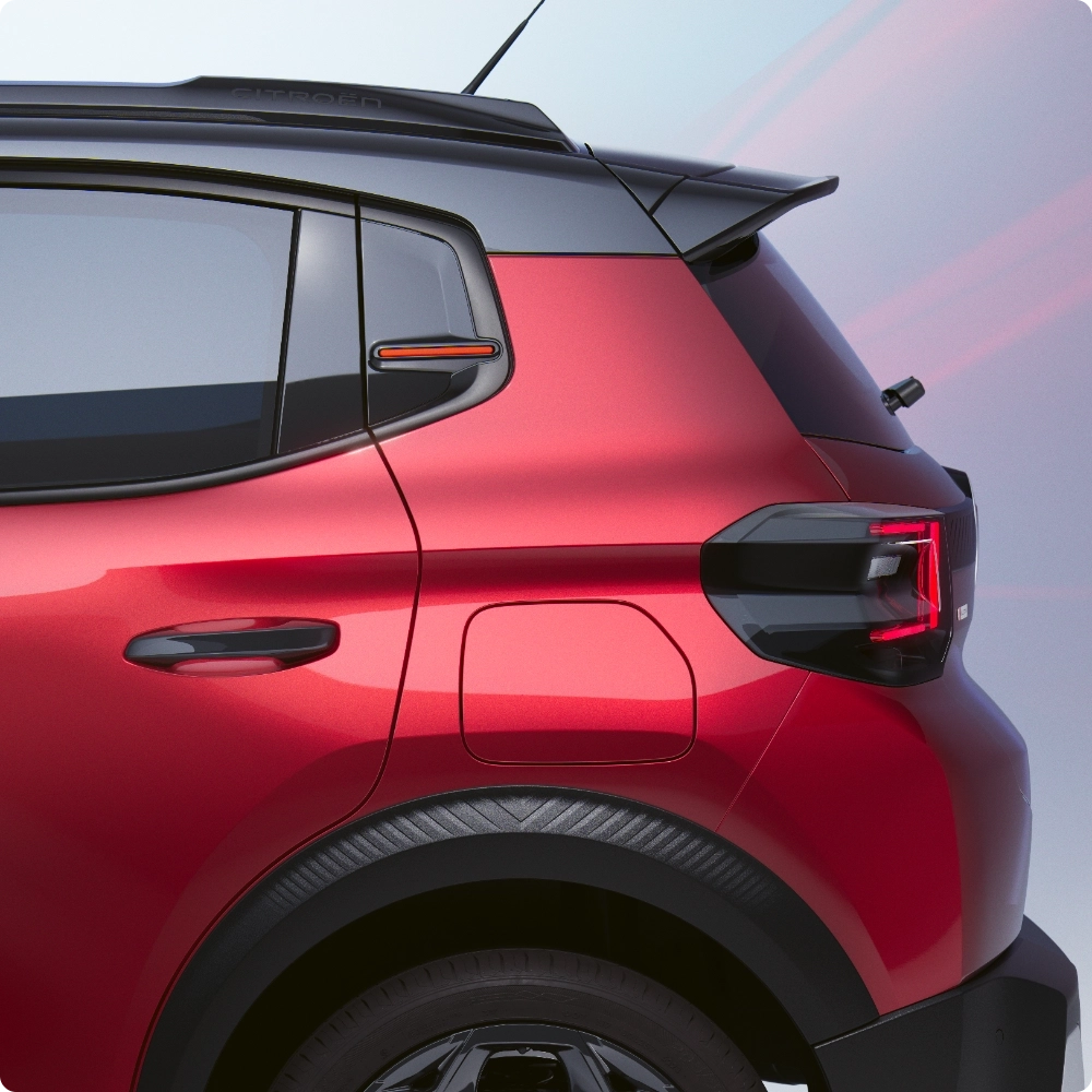Vista frontale laterale a tre quarti di due Citroën C3 compact SUV che mostrano il design urbano dinamico per una mobilità quotidiana sicura, efficiente e conveniente.