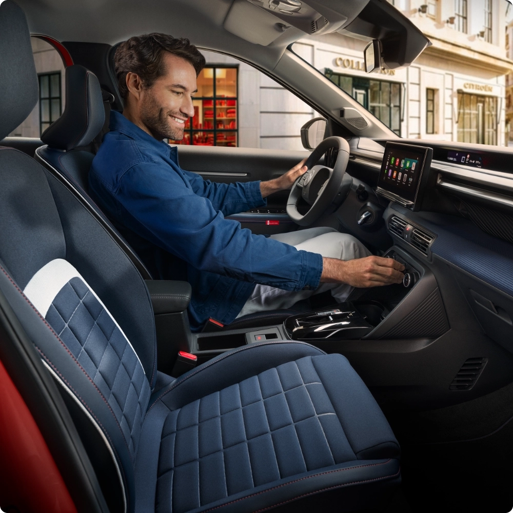 Vista anteriore degli interni di Citroën C3 che mette in risalto i sedili Citroën Advanced Comfort e il design moderno della plancia, per una mobilità rilassata, intuitiva e accessibile.