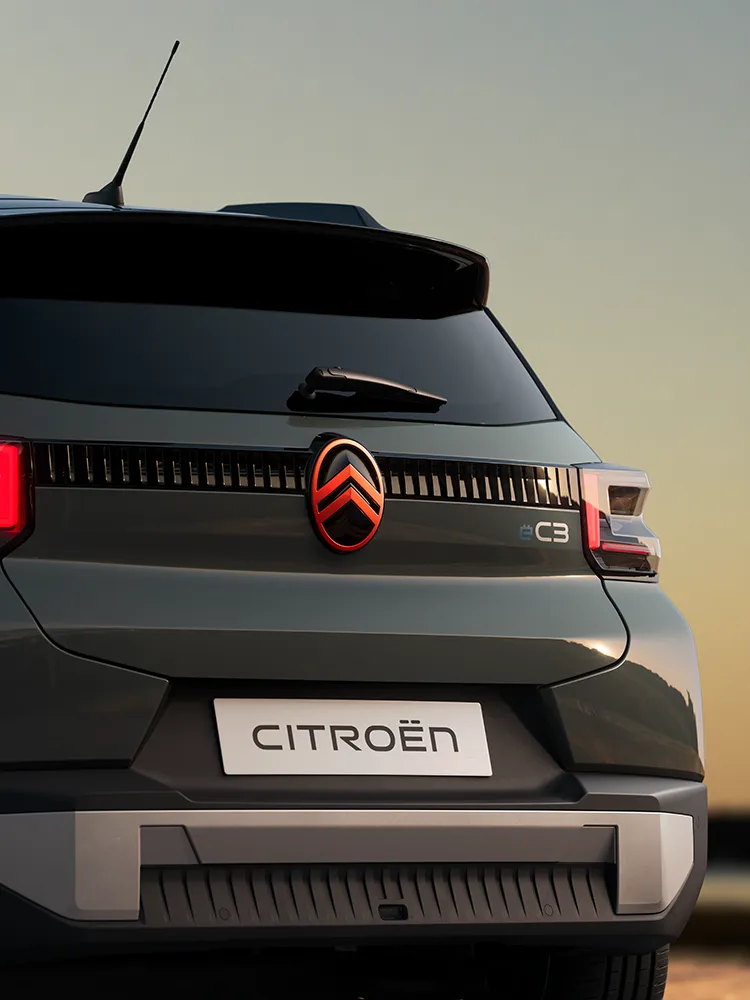 Vista ravvicinata posteriore di Citroën C3 Outdoor, con fanali posteriori a LED, che mostra i dettagli stilistici di questo SUV compatto Advanced Comfort