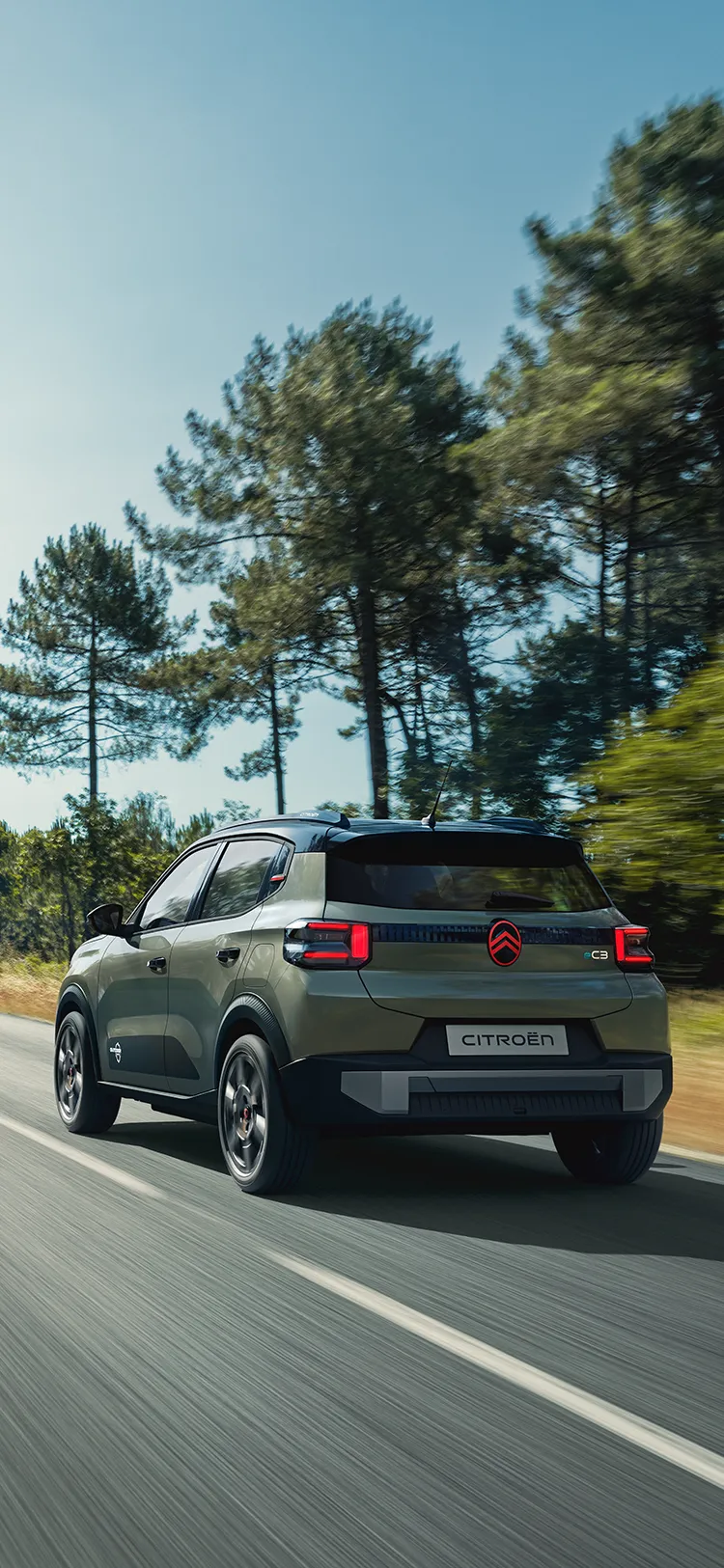 Vista posteriore a tre quarti di Citroën C3 Outdoor con fanali posteriori a LED, che mostra questo SUV Advanced Comfort su una strada aperta