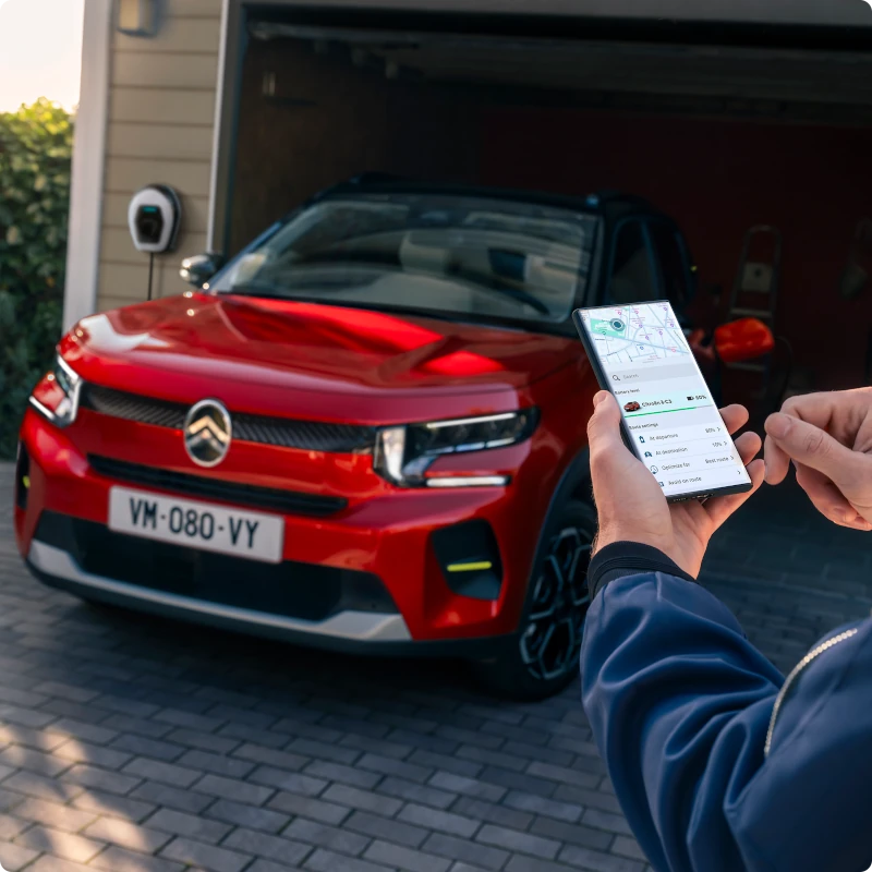 Vista della ricarica domestica di Citroën ë-C3 che mette in evidenza le funzionalità dell’app connessa per una mobilità quotidiana pratica, efficiente e accessibile.