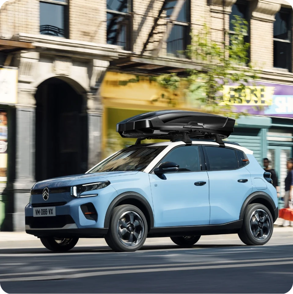 Vista laterale di Citroën C3 che mette in evidenza le barre poste sul tetto, per una maggiore versatilità di carico e una mobilità quotidiana pratica e flessibile.